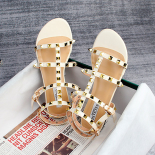 Summer new flat sandals women Warren V rivet shoes Korean round head sexy sandals large size 41-43 spot