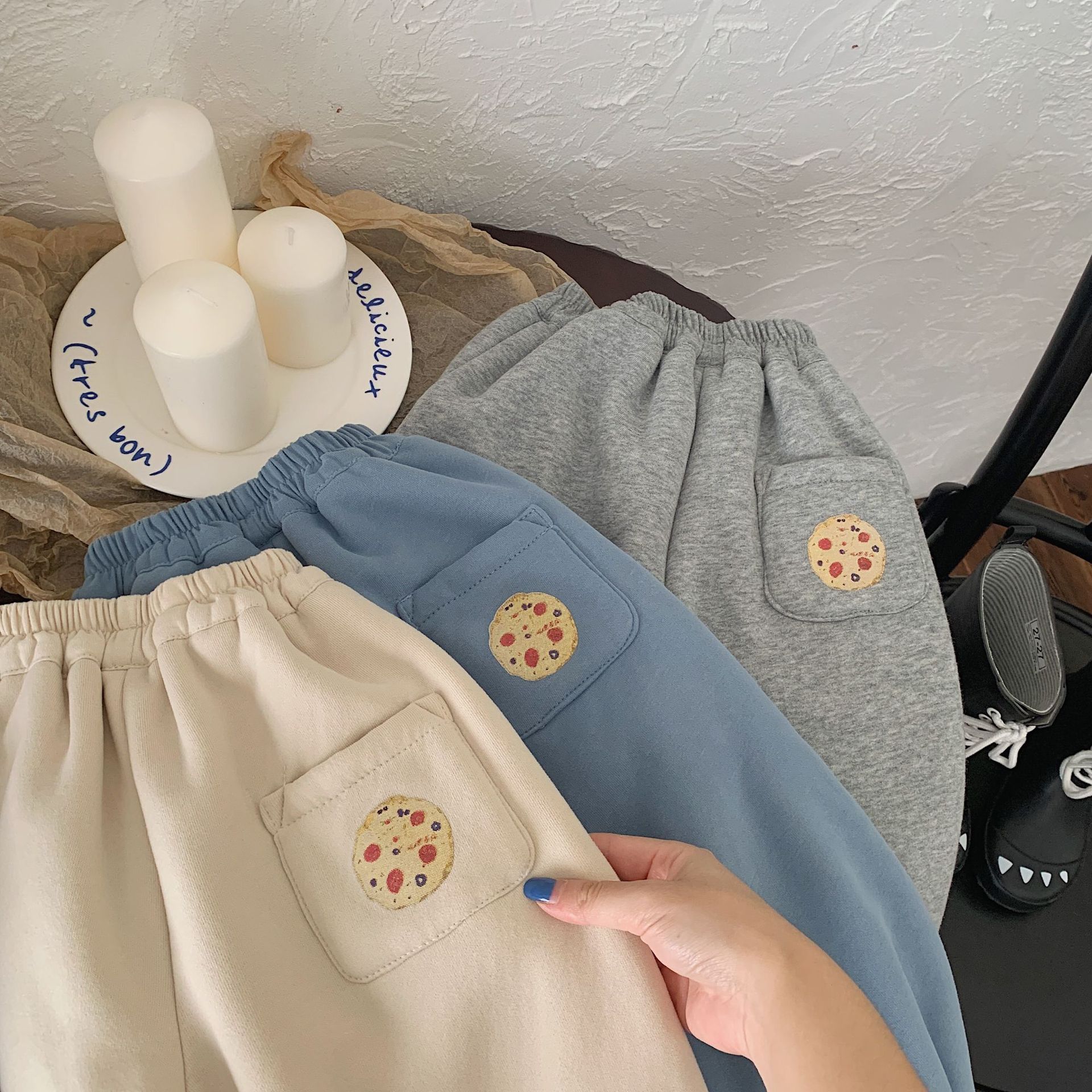Kinder 2023 Bangcheng Winter Edition Koreanische Jungen-Mädchen-Pizza-Kapuzen- und Samtpullover-Zweiteiler_voghion.com