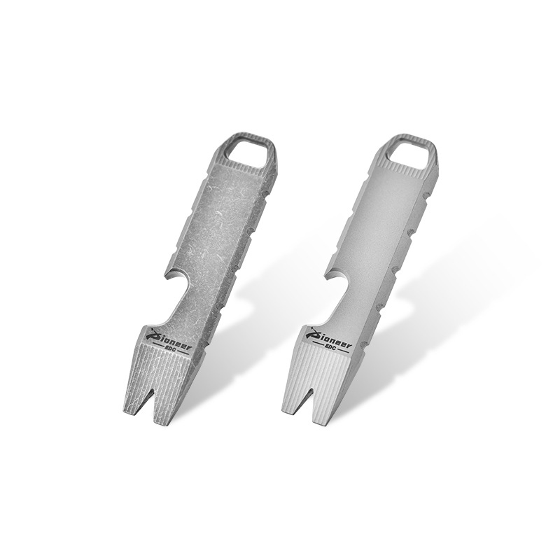 Mini-Brecheisen-Flaschenöffner aus Titanlegierung, tragbarer Anhänger, Outdoor-Camping, Wandern, trendiges personalisiertes Werkzeug_voghion.com