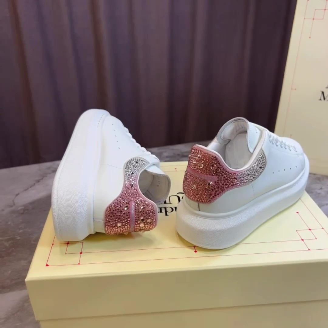 Versión superior de gama alta brillante diamante McQueen blanco zapatos de las mujeres flash diamante piel de vaca gruesa inferior aumento versátil deportes par zapatos casuales hombres