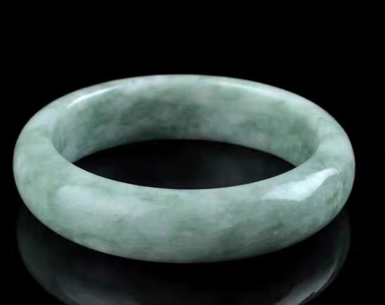 厂家批发翡翠玉镯浅绿飘花手镯贵州翠翡翠玉石手镯送亲戚送朋友