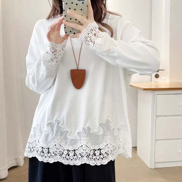 White long T-shirt with a round collar
