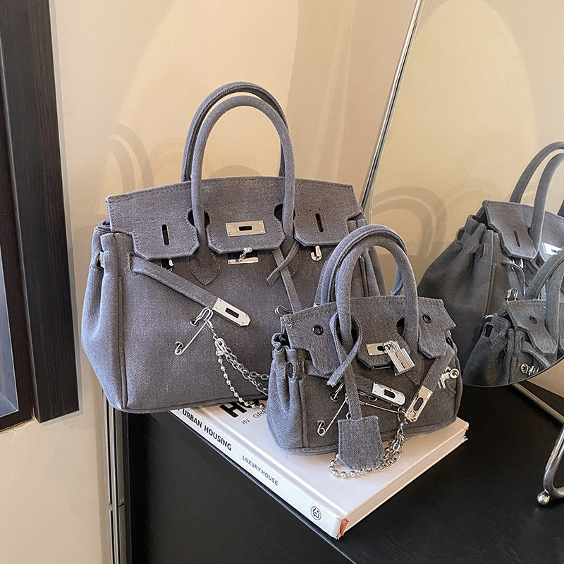 Vintage distressed playful pin-buckle rag-bag style 2026 spring-summer new personalized denim shoulder and crossbody platinum bag Vintage distressed playful pin-buckle rag-bag style 2026 spring-summer new personalized denim shoulder and crossbody platinum bag