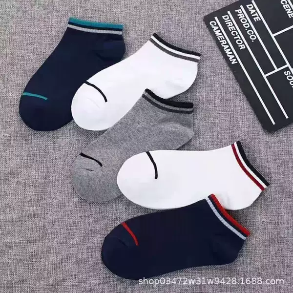 046 Socks head a bar