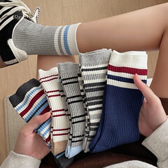 靴下の女性の冬の綿の双針の積み重ねの靴下の韓国版の東大門の潮の中で筒の靴下はボールの防臭の女性の靴下のストッキングに抵抗します。