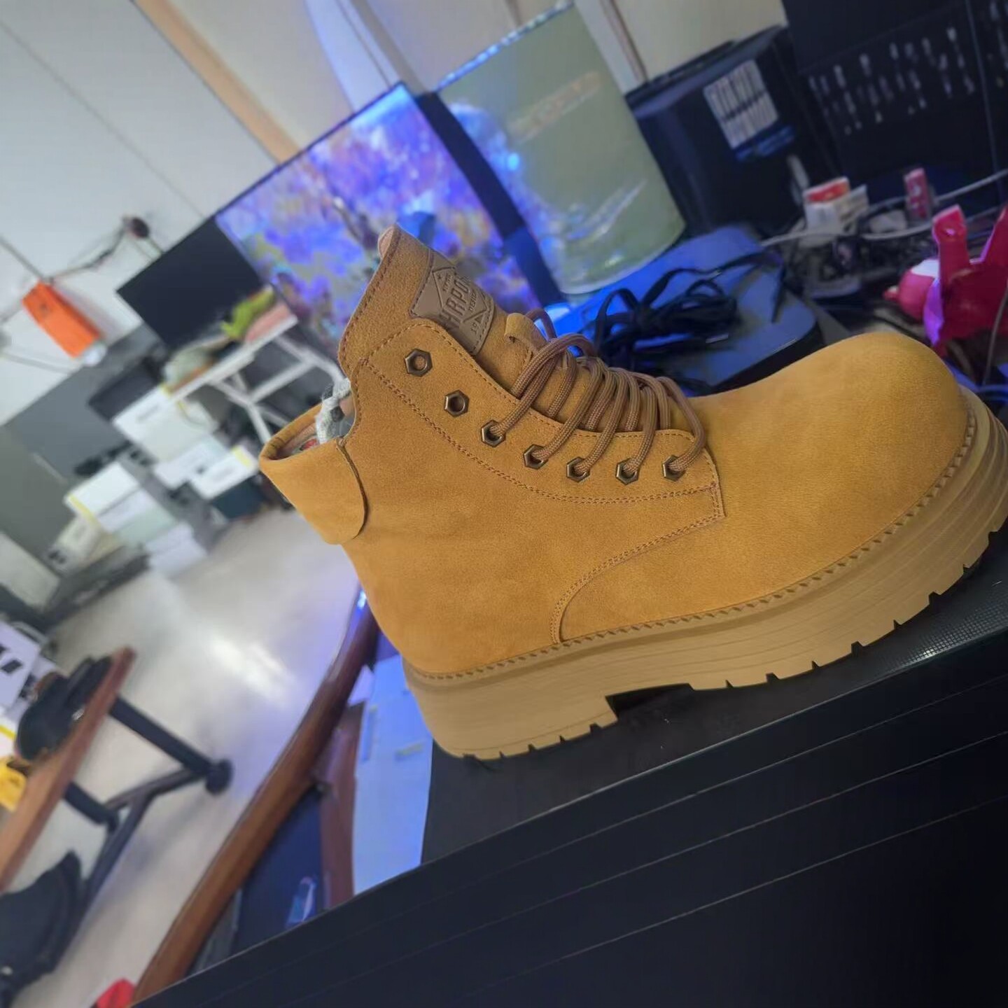 2026 new men's mid-top, thick-soled, yellow work boots, retro style, durable, non-slip, height-increasing men's shoes