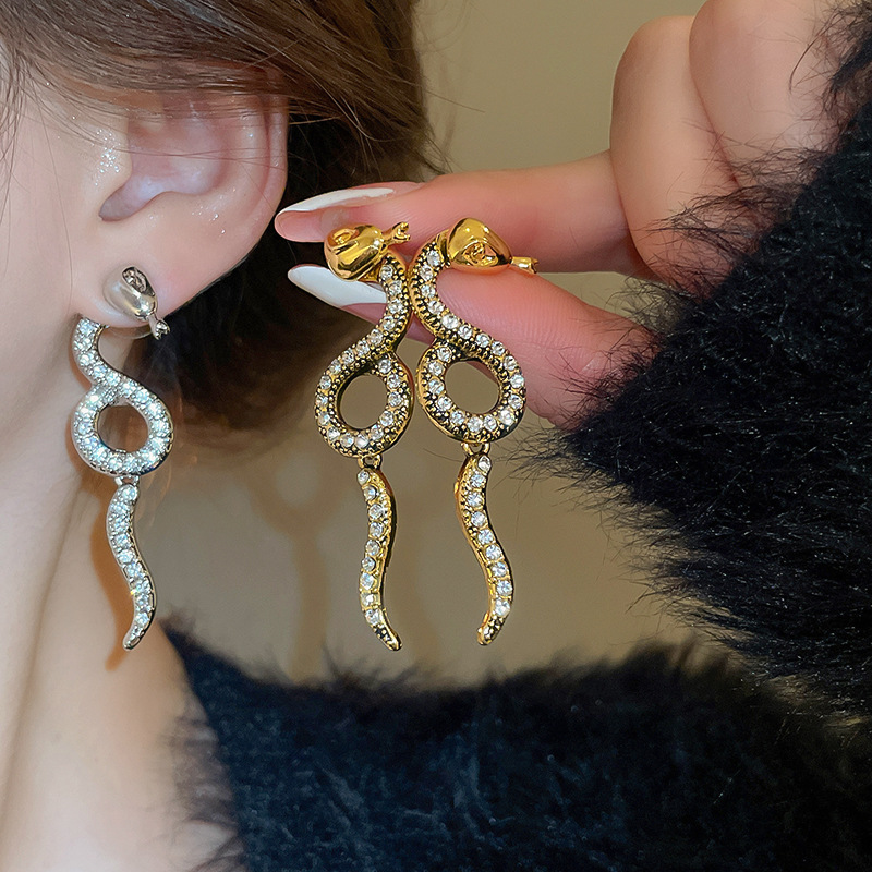 Boucles d'oreilles à tige en serpentine torsadée sertie de diamants pour la personnalité et le design des femmes_voghion.com