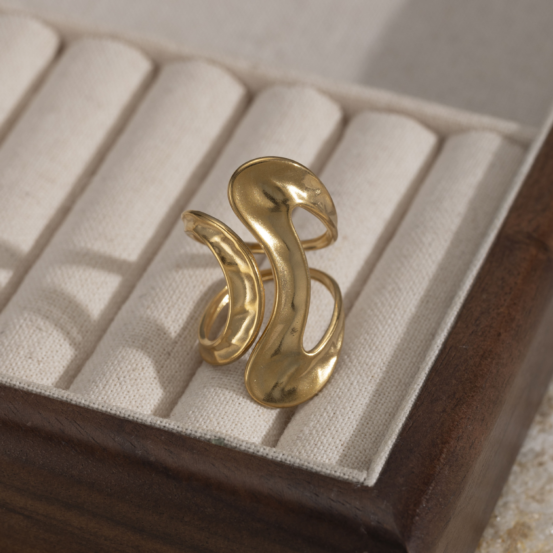 Anillo de acero inoxidable europeo y americano Tena Diseño de nicho femenino Anillo de apertura irregular retorcido Acero de titanio Joyería explosiva Mujer