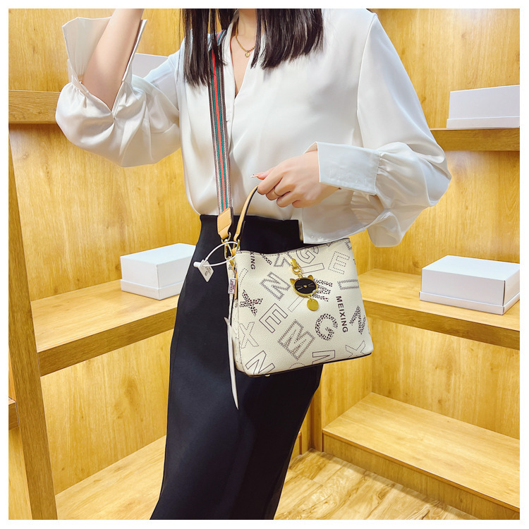 Frauen 2023 Neue Trendy Sommer High-End-Wasser Eimer Mode Alter Reduziert Umhängetasche Modische Handheld_voghion.com