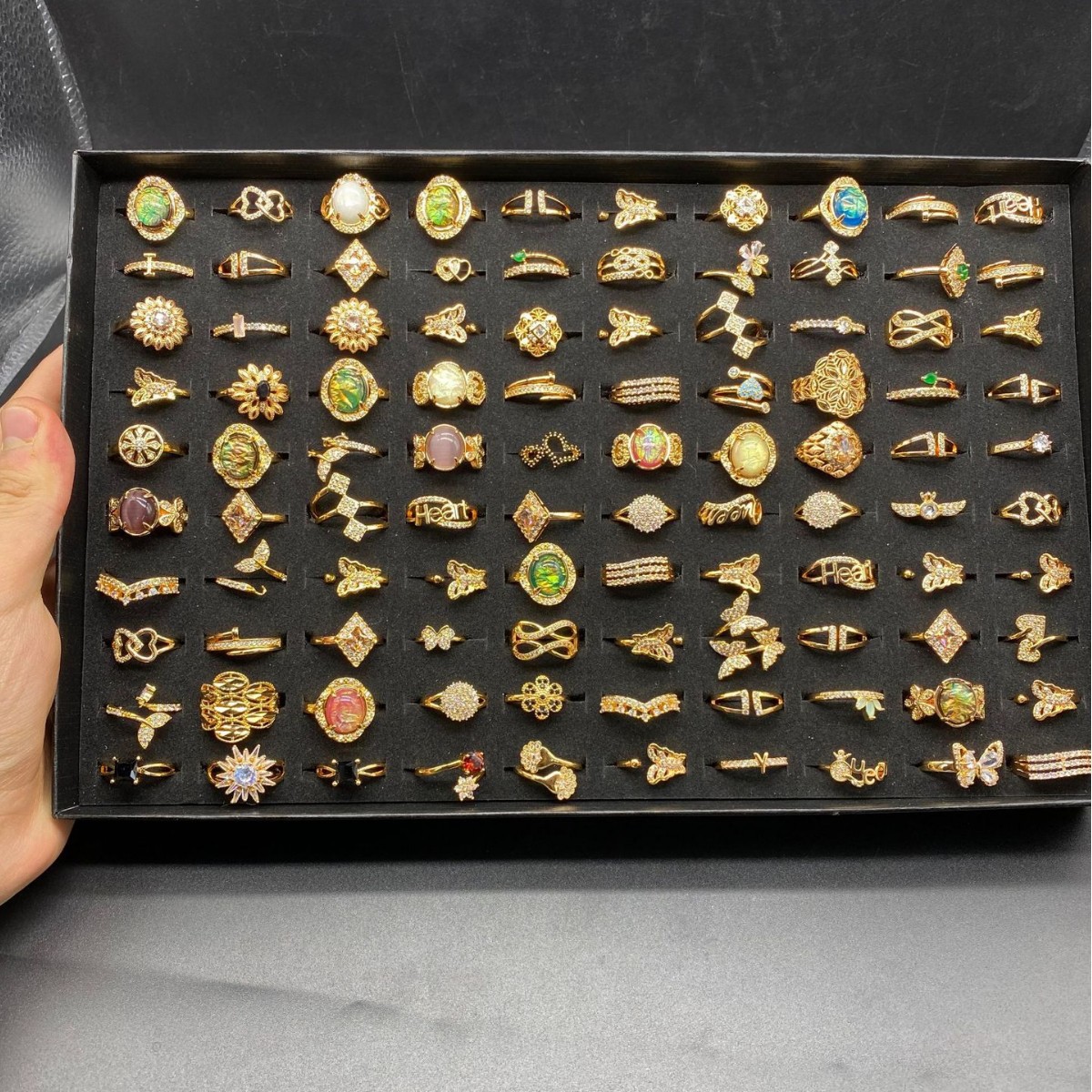 Una caja de 100 estilos aleatorios con anillos de nicho transfronterizo diseño de moda anillo de zircón chapado en oro al por mayor