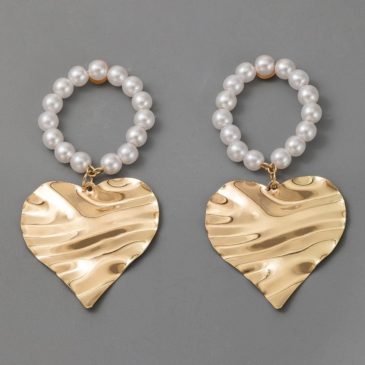 Heart Circle Pearl Earrings display picture 1