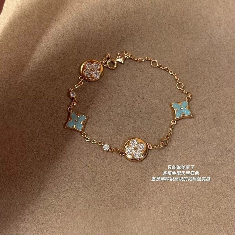 TikTok and Xiaohongshu bestsellers: rhombus-shaped four-leaf clover bracelet, a stylish and elegant floral bracelet with a unique design TikTok and Xiaohongshu bestsellers: rhombus-shaped four-leaf clover bracelet, a stylish and elegant floral bracelet with a unique design