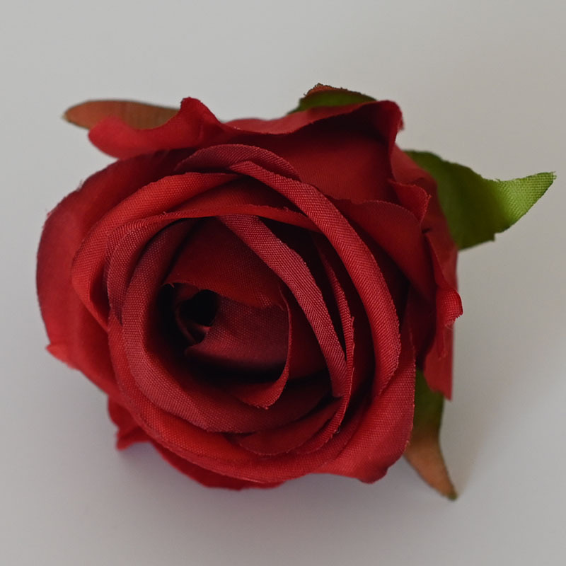 Piedras preciosas, rosas, flores de vino rojo