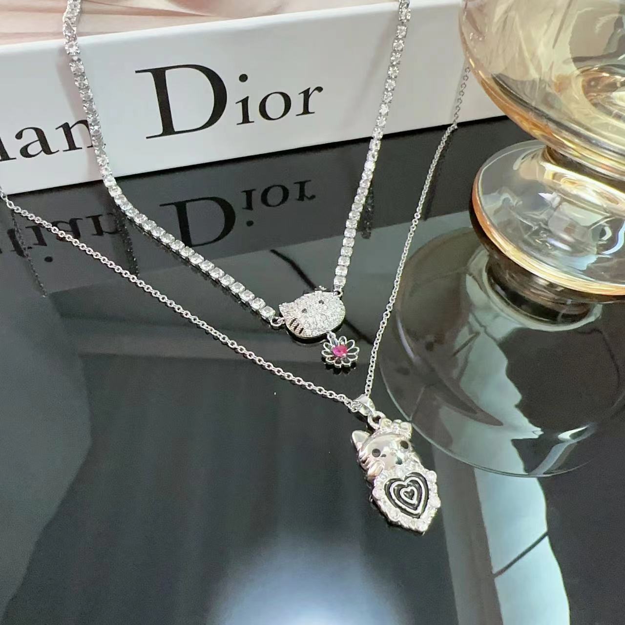 French-style ultra-fairy full-drilled luxury V-neck chain with a Kitty cat pendant, Y2K millennium spicy girl necklace, personalized and stylish necklace