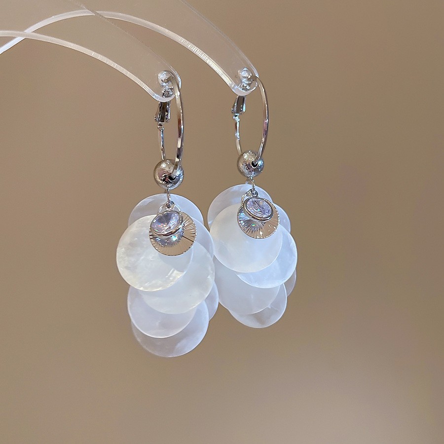 Pendientes de aguja plateados con pétalos de perlas con incrustaciones de diamantes y borlas, pendientes de tuerca de lujo ligeros y de alta gama con un diseño elegante y versátil.