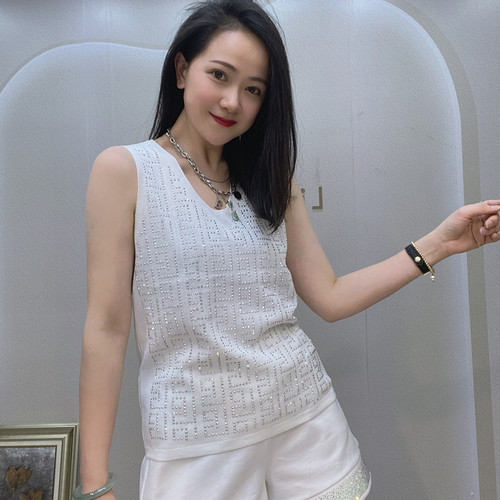 V-neck vest 5223 can be used from 90 pounds to 140 pounds. Highly elastic knitted hot rhinestones with a waistcoat vest and slimming bottoming shirt.