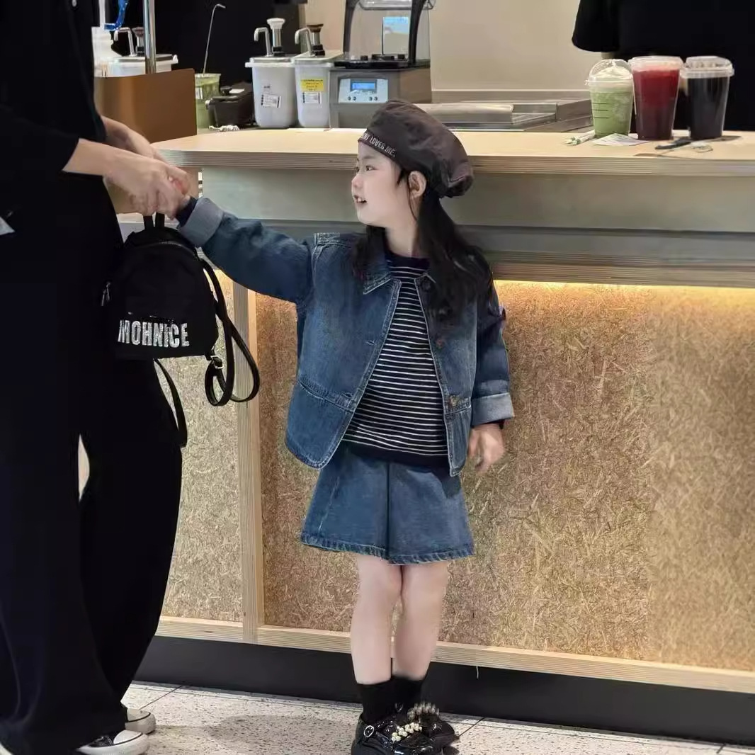 가죽 라벨 데님 옷깃 코트와 주름 치마를 입은 소녀 세트 2025 봄과 가을 새로운 대외 무역 아동복