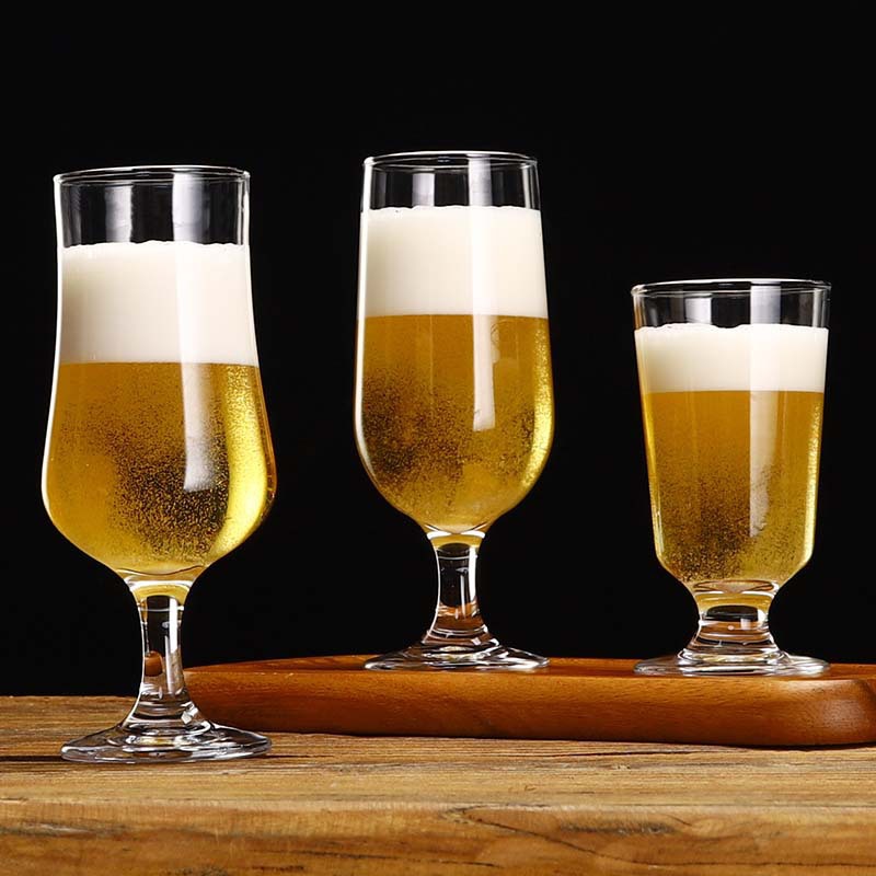 Tazas de cerveza artesanal en tazas de agua burbujeantes tazas de jugo de fría tazas de cócteles tazas de vidrio