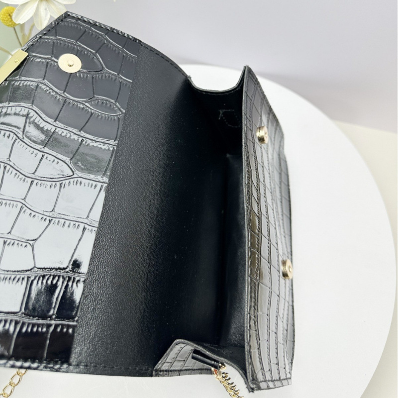 Una bolsa cuadrada con patrón de cocodrilo con tapa de tesoro de primavera y verano de 2025, nueva versión coreana de mujeres con un hombro inclinado, bolsa de cambio.