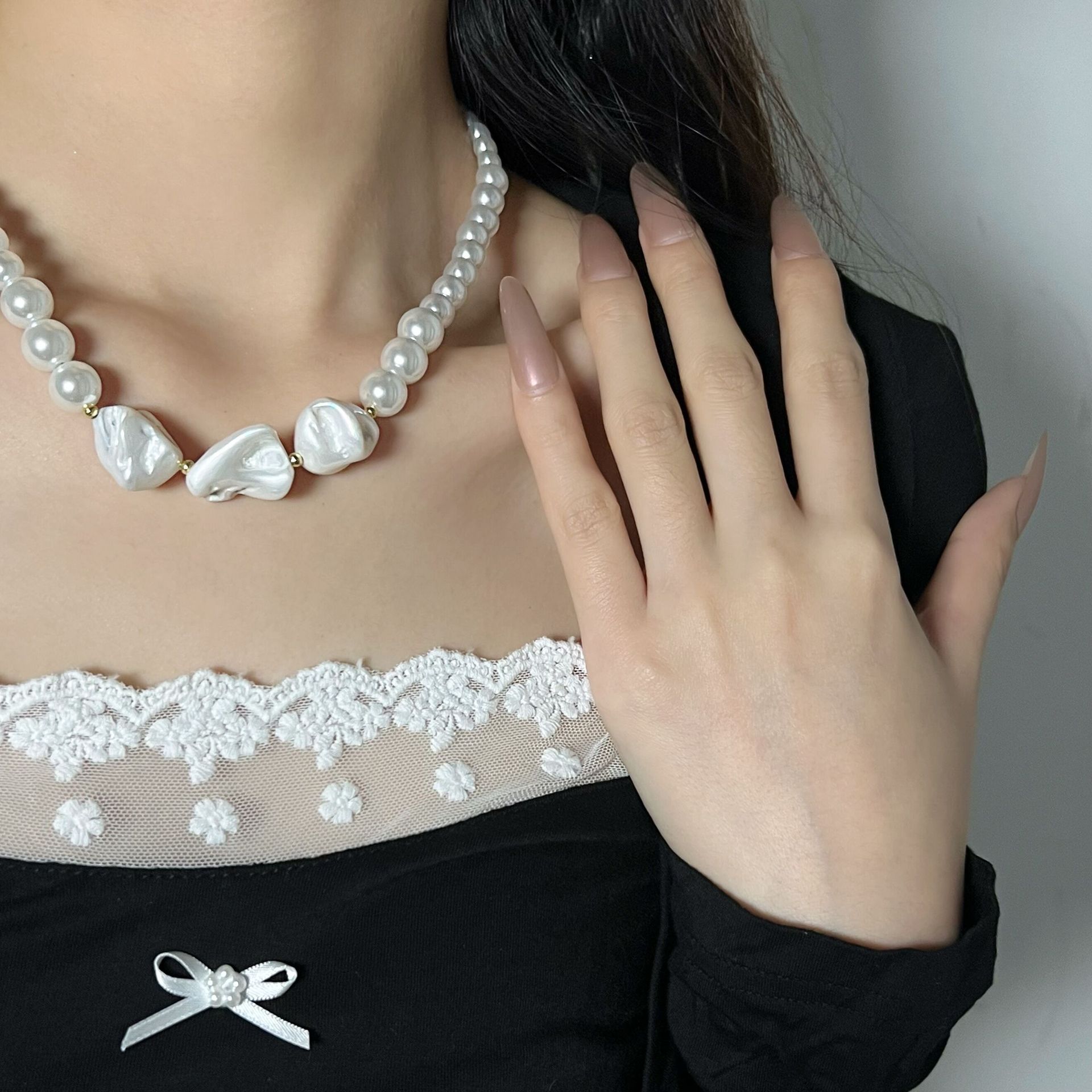 Retro Irregular Size Pearl Fashion Splicing Collarbone Chain Necklace display picture 2