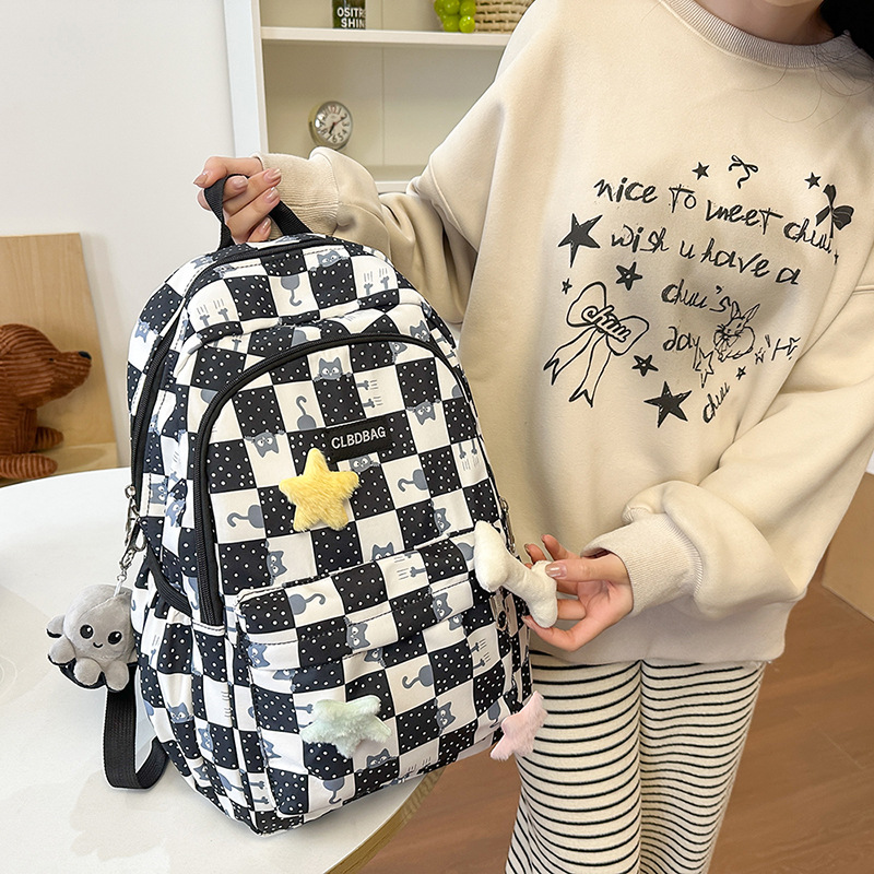 Los nuevos estudiantes de secundaria son ligeros y llevan la versión coreana de la mochila de hombro femenino. los estudiantes del campus de gran capacidad tienen mochilas de moda.