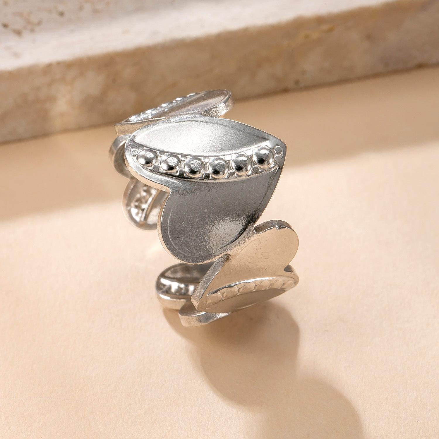 Venta caliente transfronteriza anillo abierto de acero inoxidable acero titanio no se desvanece joyería de mano simple presión de aceite hueco amor fábrica de anillos