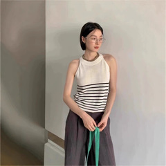 小さいキャミソールの女性の中に重ね着をしています。
