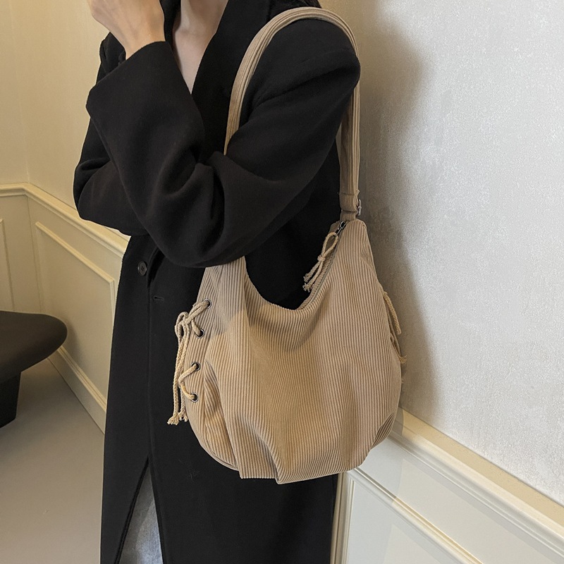 Bolsos de mujer de gran capacidad 2024 nuevo estilo pana otoño e invierno bolso de mensajero casual todo fósforo clase viaje bolsa de bola de masa marea