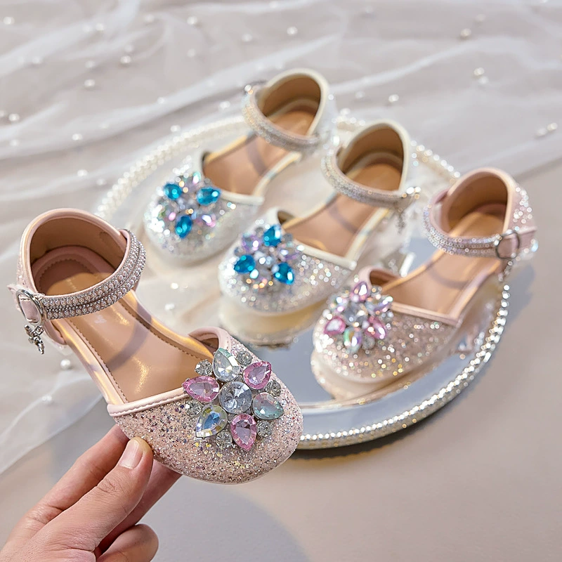 Детские кристальные босоножки для девочек, туфли в стиле принцессы, новая летняя модель 2025 года, детские туфли для девочек, закрытые босоножки с перфорацией.