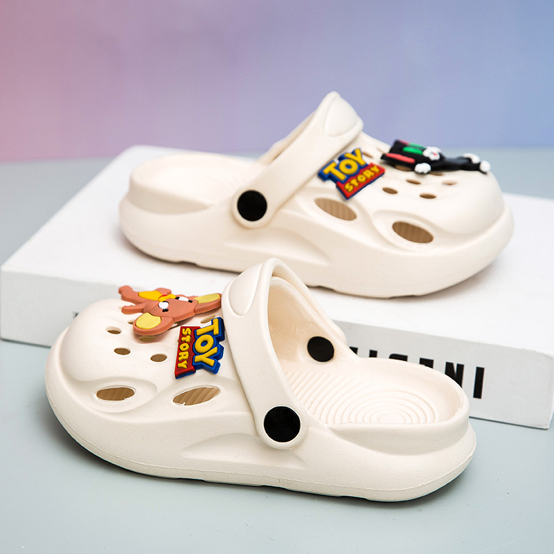 Nuevos zapatos con agujeros para niños, zapatos, zapatos de playa desmontables para niños pequeños y medianos, accesorios de dibujos animados, arrastre para niños y niñas