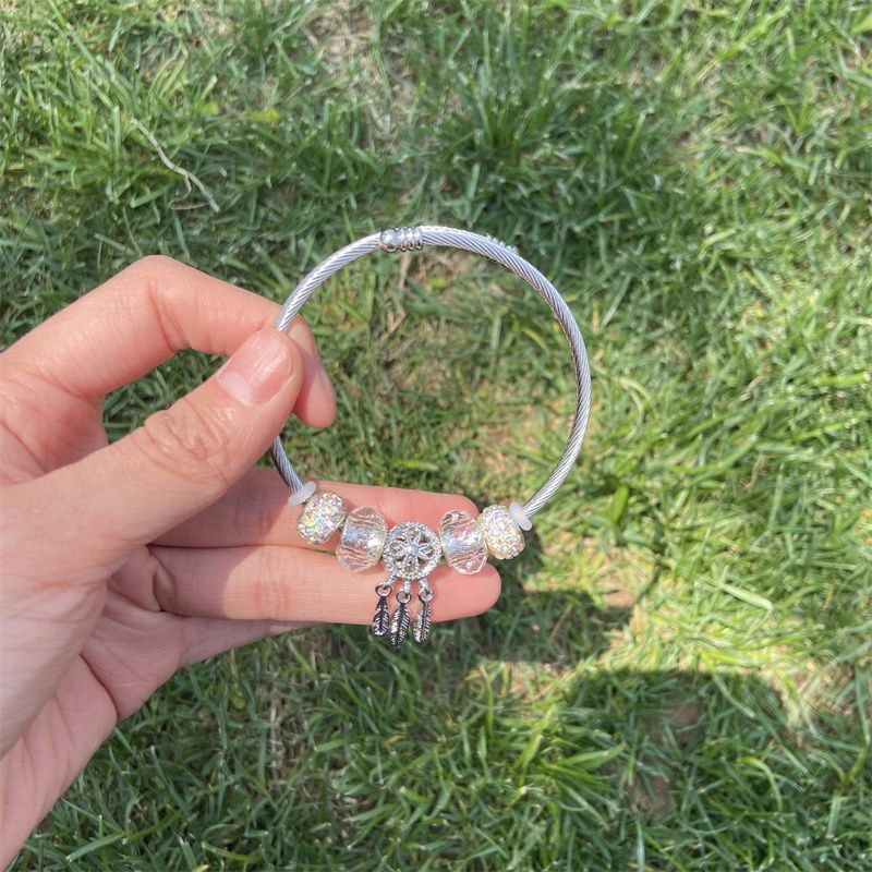 Nicho de la moda versátil pulsera de alto grado de lujo luz diseño personalizado pulsera de Saturno abierto de diamantes incrustado transfronterizo