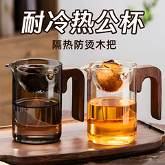 ガラスはお茶を入れます。水はコップを分離します。