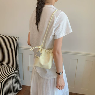 高级感小众波点包包女2026新款时尚百搭斜挎包单肩腋下褶皱小方包