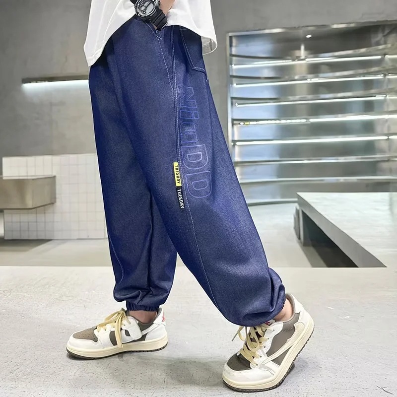 Pantalones para niños primavera y otoño 2024 nuevos jeans para niños de color claro para niños pequeños y medianos pantalones casuales de primavera y otoño marca de moda image 2