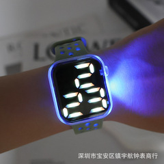 新しい発光点滅電子時計 Y1 トレンディなファッションデジタルシンプルな学生パーティースポーツ LED 電子時計