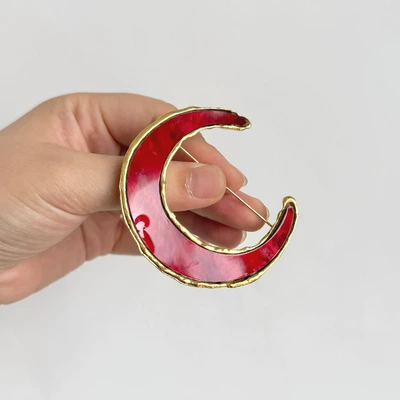 French vintage crescent moon brooch, red and white enamel with metal edges, niche accessory for suit jackets (Yaxa sancaqları) - red
