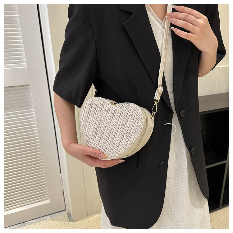 Women's Small Straw Solid Color Fashion Weave Heart-shaped Zipper Crossbody Bag display picture 3