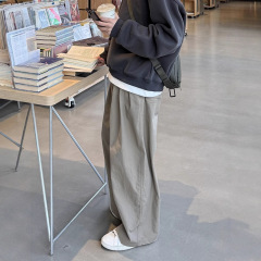 純色のタックのカジュアルなズボンの服装のズボンの春と秋の男子学生の2025新型のカーキのゆったりしているズボンは簡単に組み合わせます。