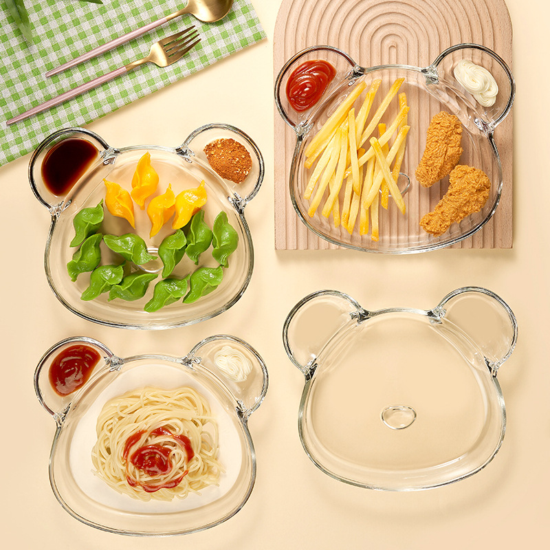 Стеклянная тарелка с пельменями с уксусом