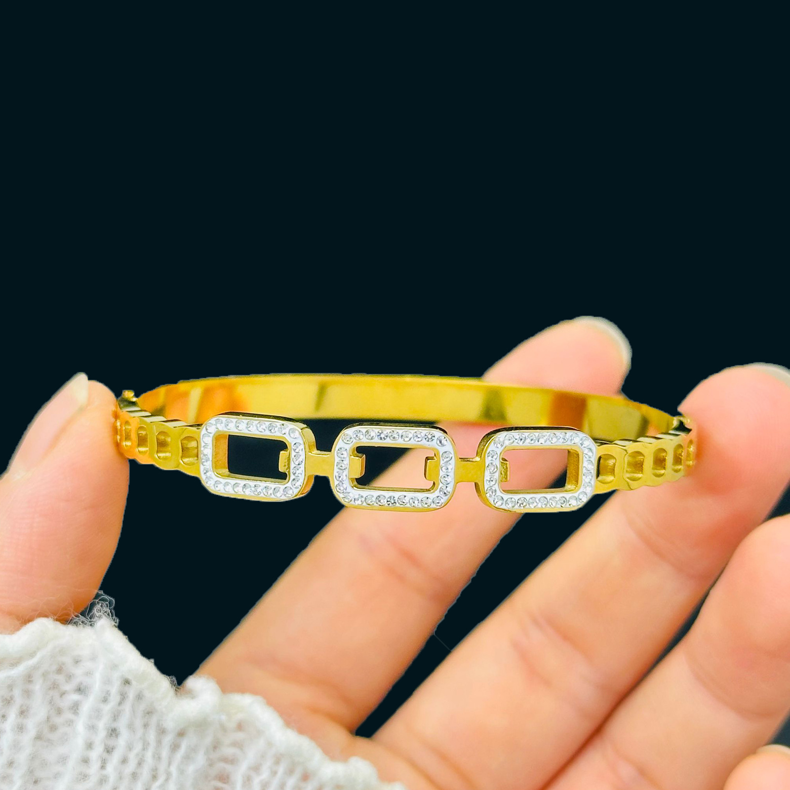 La casa tiene un diamante brillante de la mina lujoso ligero estilo Xyin transfronterizo no se desvanece pulsera de oro para mujeres simple pulsera de acero titanio