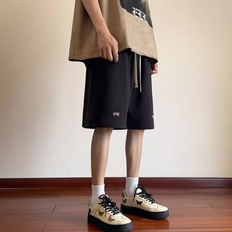 Pantalones cortos estadounidenses para hombres de verano delgados 2025 nuevos pantalones de moda sueltos pantalones deportivos de estilo de tendencia portugués