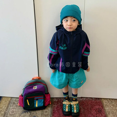 男の子のコートの子供の春夏服2025の新型の帽子の薄いタイプの突撃服の男の子の赤ちゃんのファッションのカジュアルな上着のファッション