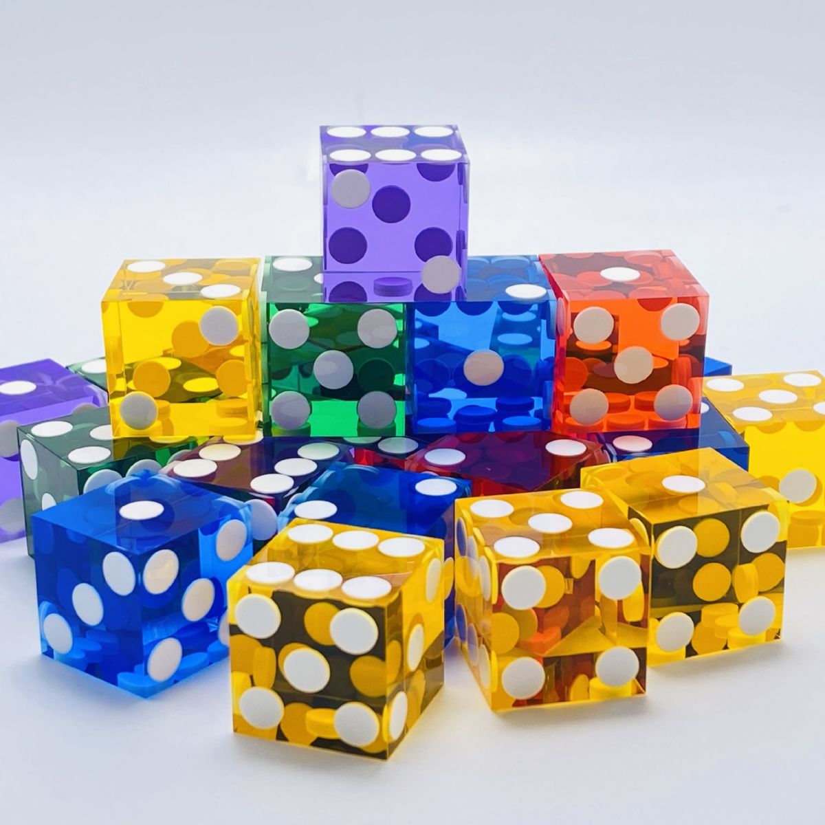 Suministro directo de fábrica 19mm ángulo recto plano transparente color blanco punto dados alemán especial color poker dados al por mayor
