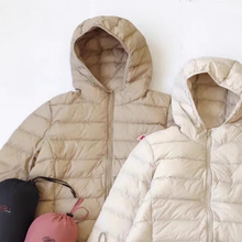 货号25A2415652冬季新款日系简约纯色小标休闲轻薄连帽羽绒服