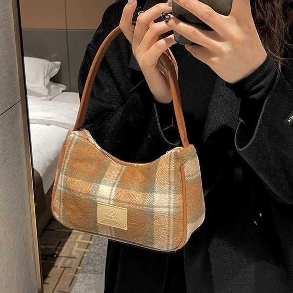 Retro shoulder bag, small demi-season one-shoulder bag, handheld underarm bag, 2023 collection, high-quality style