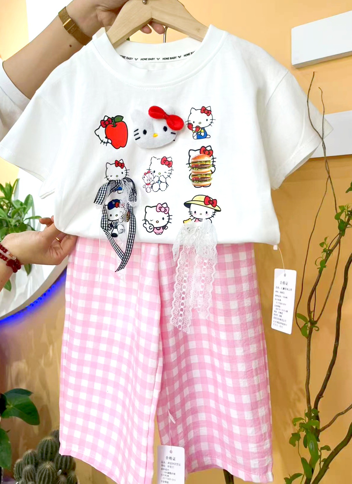 체크 무늬 바지 정장, 분홍색 바지와 흰색 상의