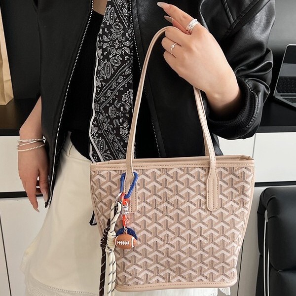 Fashionable and Versatile Shoulder Bag, New Cross-Border Model, Popular This Year, Casual Commuter Underarm Bag, Korean Style Trendy Small Square Bag