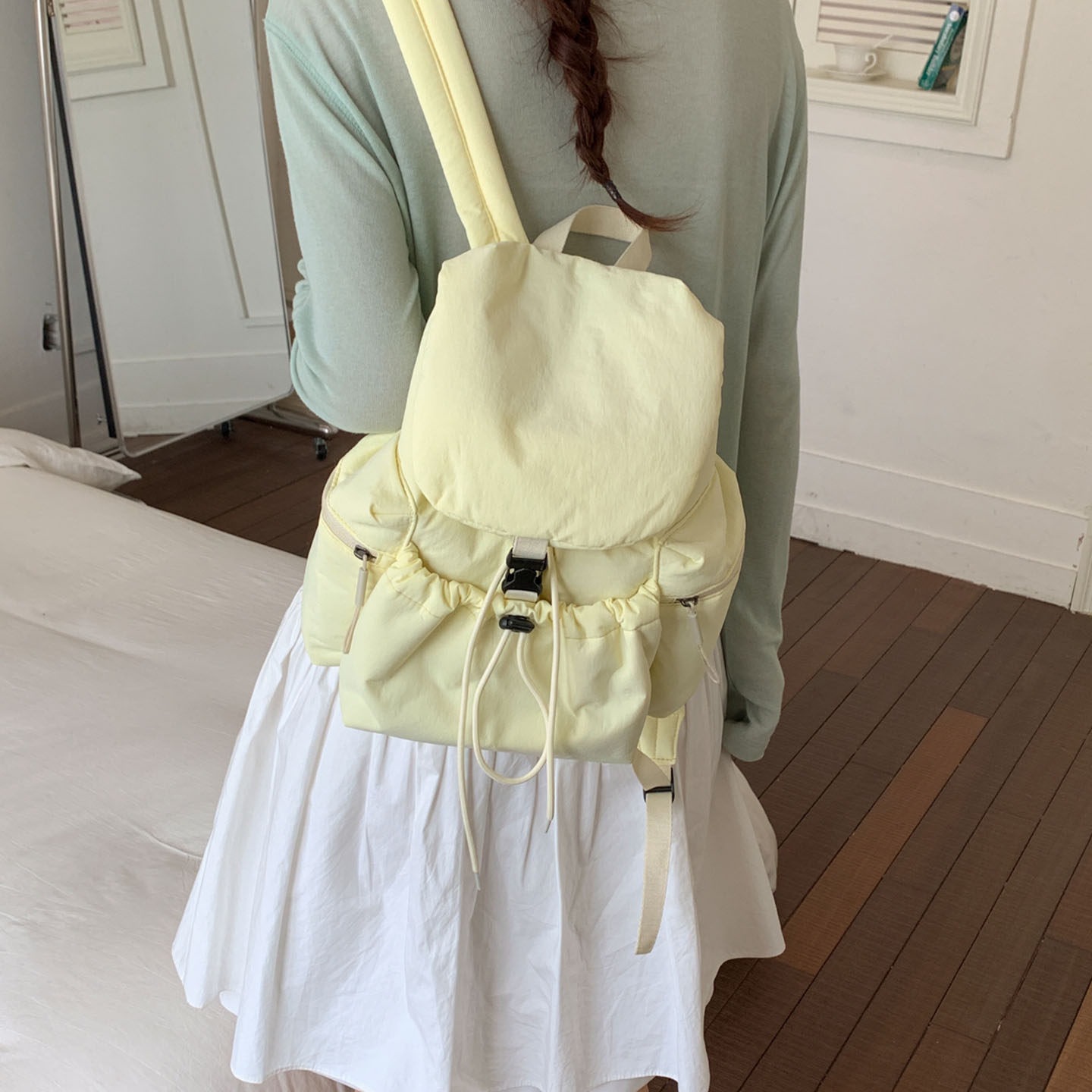 2026 más ocio simple de gran capacidad mochila de cuerda de extracción para estudiantes nueva mochila de bolsillo de mujer coreana de verano ligera