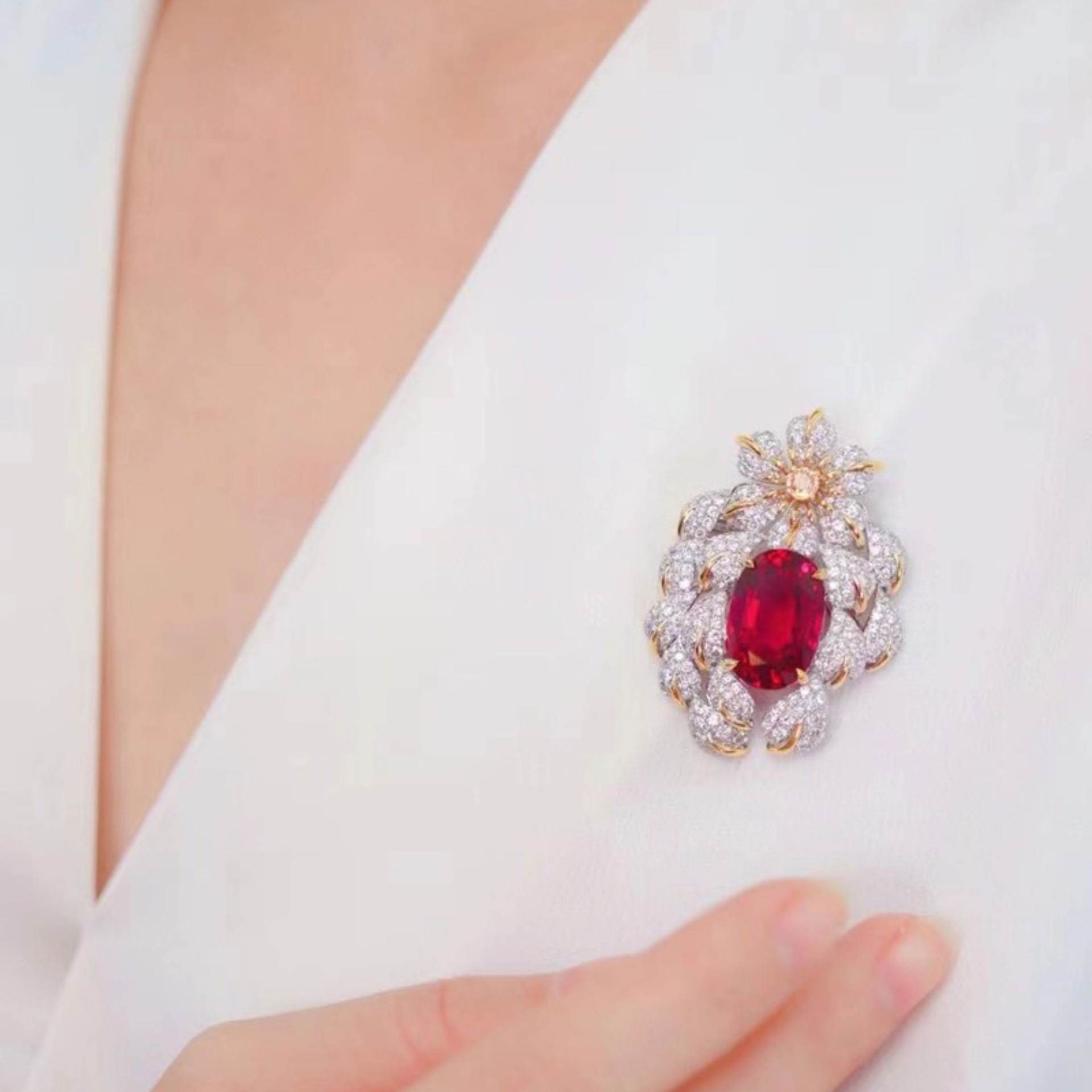 Italiano retro de gran tamaño de la paloma de sangre roja joya colgante broche de doble uso azul marino tesoro collar Esmeralda diamante color tesoro