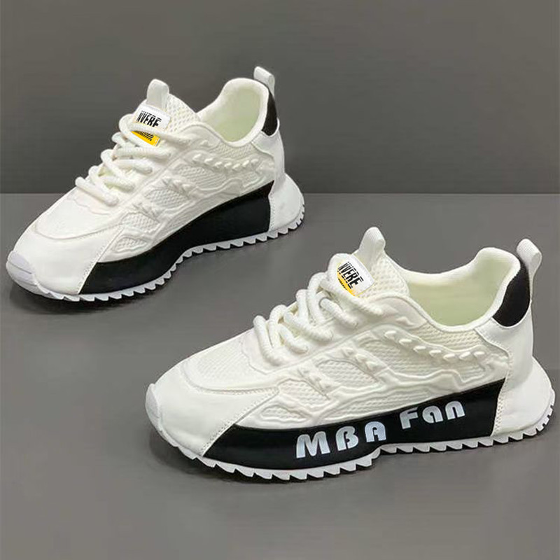 Zapatos de hombre 2025 nuevo estilo de malla de verano todo-fósforo deportes transpirables ocio zapatos blancos aumento interior zapatos de papá corriendo